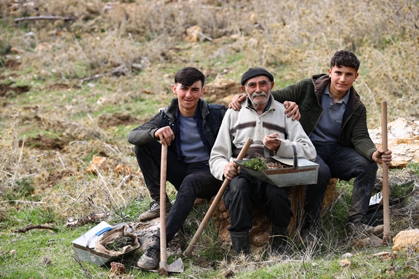 Foto - "Fidan dede" 35 yılda yüzbinlerce fidanı toprakla buluşturdu