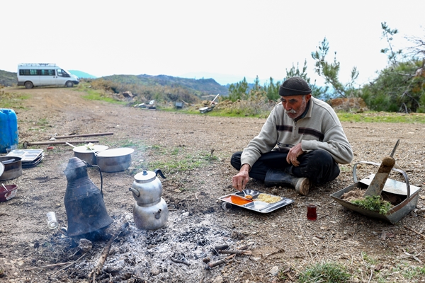 Foto - "Fidan dede" 35 yılda yüzbinlerce fidanı toprakla buluşturdu