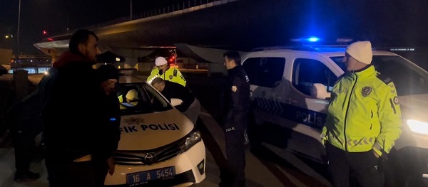 Foto - Fıkra değil gerçek! Alkolik sürücüyü kurtarmaya gelen kişiye bakın