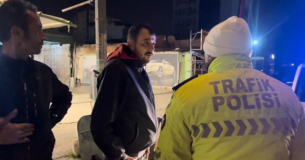 Foto - Fıkra değil gerçek! Alkolik sürücüyü kurtarmaya gelen kişiye bakın