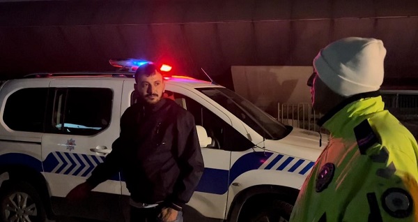 Foto - Fıkra değil gerçek! Alkolik sürücüyü kurtarmaya gelen kişiye bakın