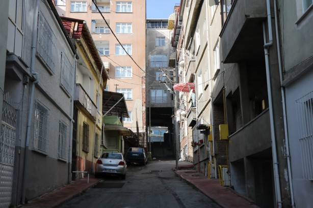 Foto - Fıkra değil gerçek! Altından sokak geçen apartman