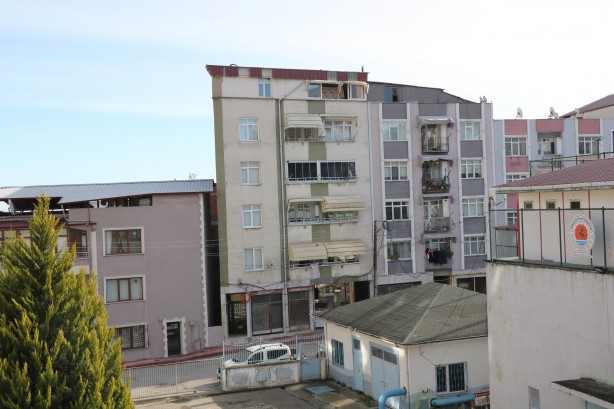 Foto - Fıkra değil gerçek! Altından sokak geçen apartman