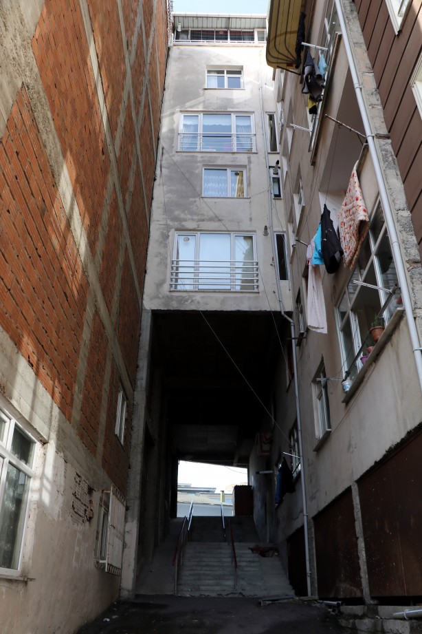 Foto - Fıkra değil gerçek! Altından sokak geçen apartman