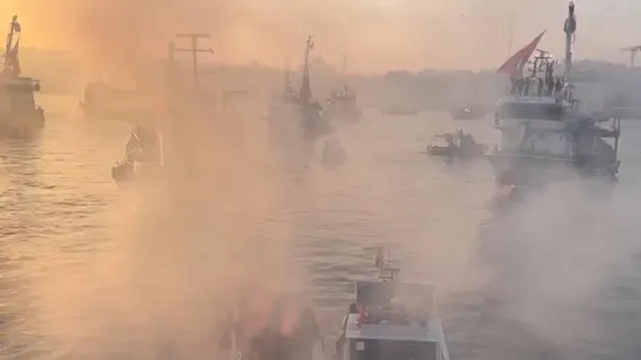 Foto - Filistin'E destek eylemi denizden bile sürüyor! Balıkçılar tekneleriyle eşlik etti