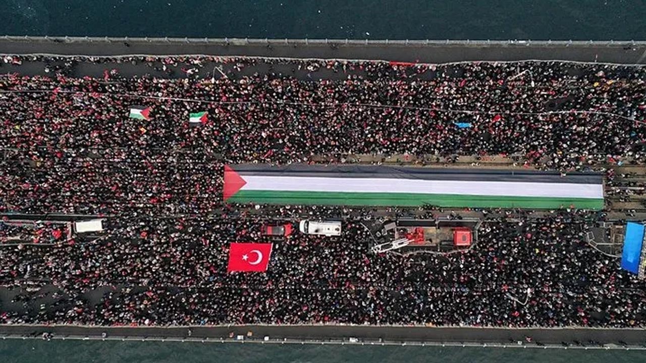 Foto - Filistin'E destek eylemi denizden bile sürüyor! Balıkçılar tekneleriyle eşlik etti