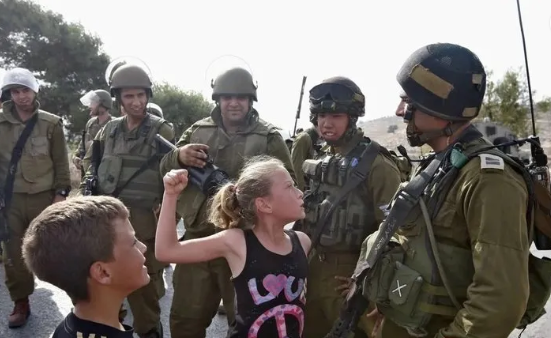 Foto - Filistin'in cesur kızı Ahed Tamimi serbest bırakıldı! İsrail askerine attığı tokatın ardından Filistin'in sembolü haline gelmişti