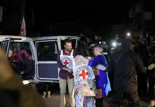 Foto - Filistin'in cesur kızı Ahed Tamimi serbest bırakıldı! İsrail askerine attığı tokatın ardından Filistin'in sembolü haline gelmişti