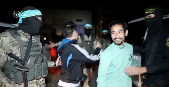 Foto - Filistin'in cesur kızı Ahed Tamimi serbest bırakıldı! İsrail askerine attığı tokatın ardından Filistin'in sembolü haline gelmişti