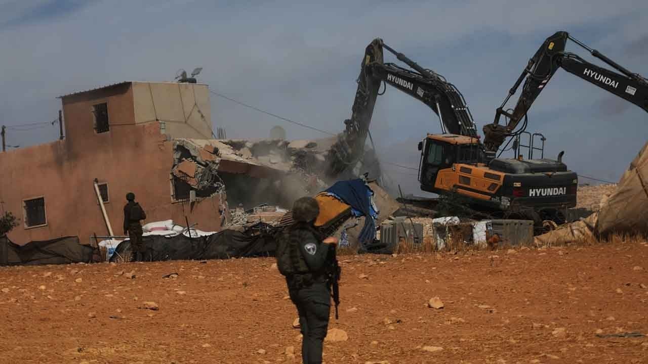 Foto - Filistinli ailelerin yuvasını başlarına yıktılar: Batı Yaka'da işgal zorbalığı!