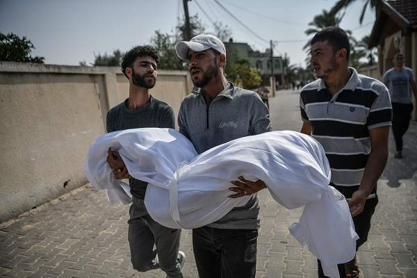 Foto - Filistinli kızın yürek yakan feryadı