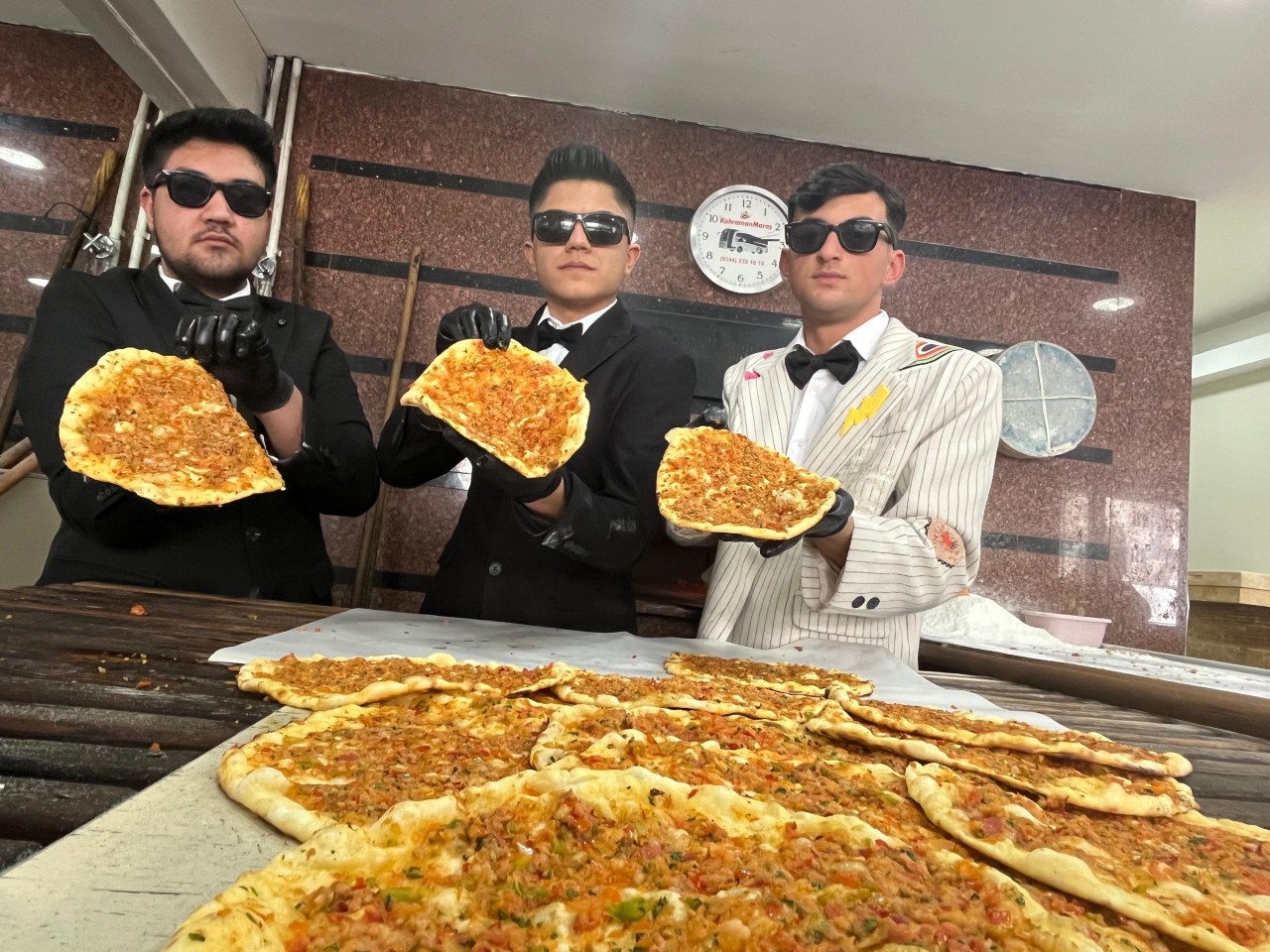 Film çekimi değil! Takım elbiseli fırıncılar Mesleğe farklı bir soluk getirdiler