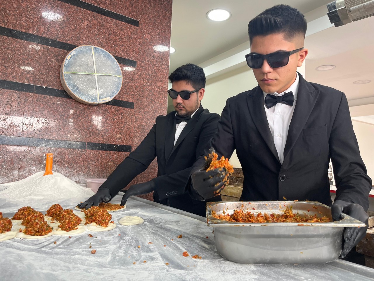 Foto - Film çekimi değil! Takım elbiseli fırıncılar Mesleğe farklı bir soluk getirdiler