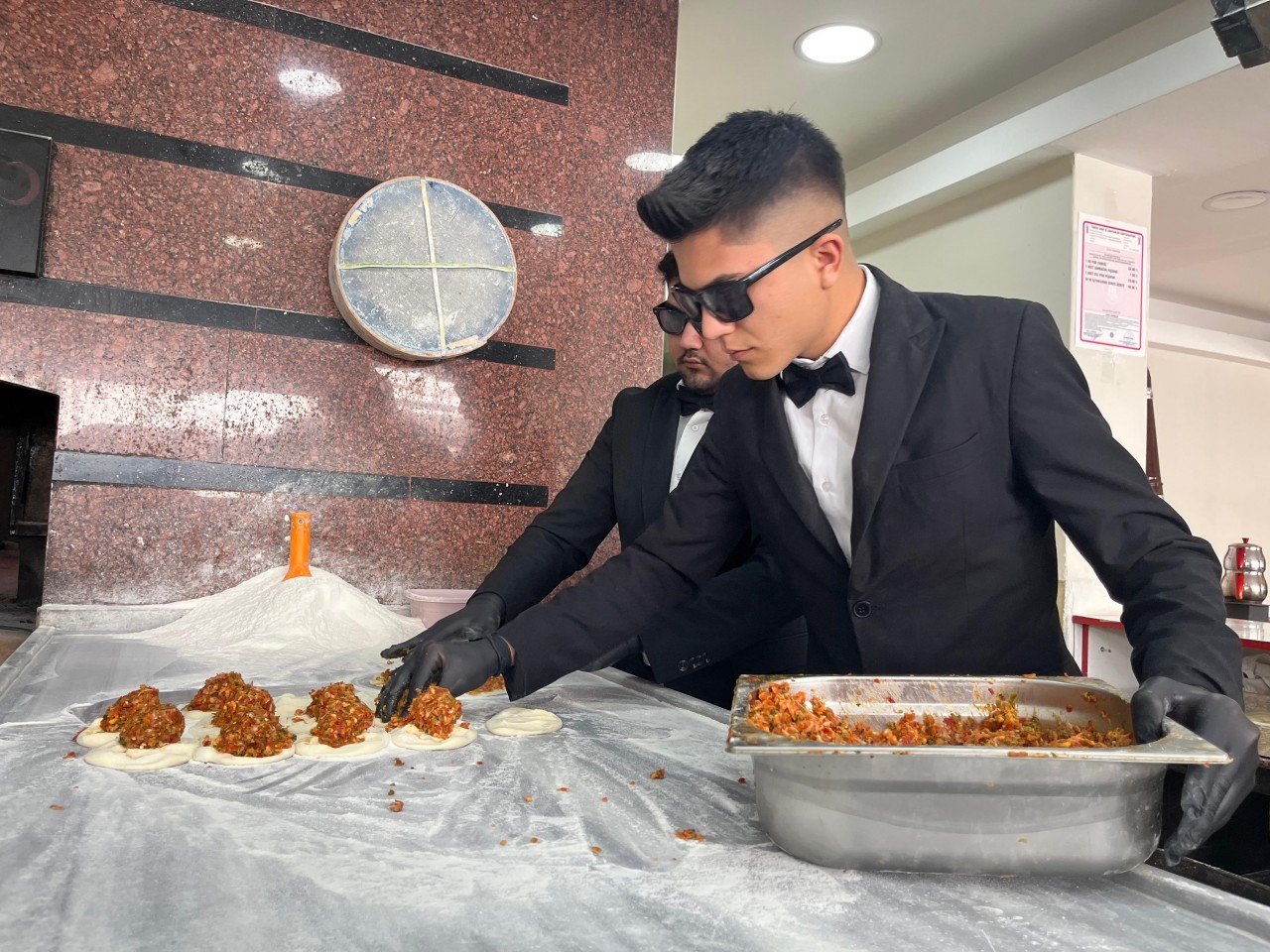 Foto - Film çekimi değil! Takım elbiseli fırıncılar Mesleğe farklı bir soluk getirdiler