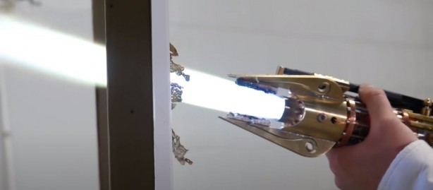 Foto - Film değil gerçek! Dünyanın ilk ışın kılıcını yaptı: Bakın nasıl çalışıyor ve neler yapabiliyor