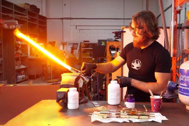 Foto - Film değil gerçek! Dünyanın ilk ışın kılıcını yaptı: Bakın nasıl çalışıyor ve neler yapabiliyor