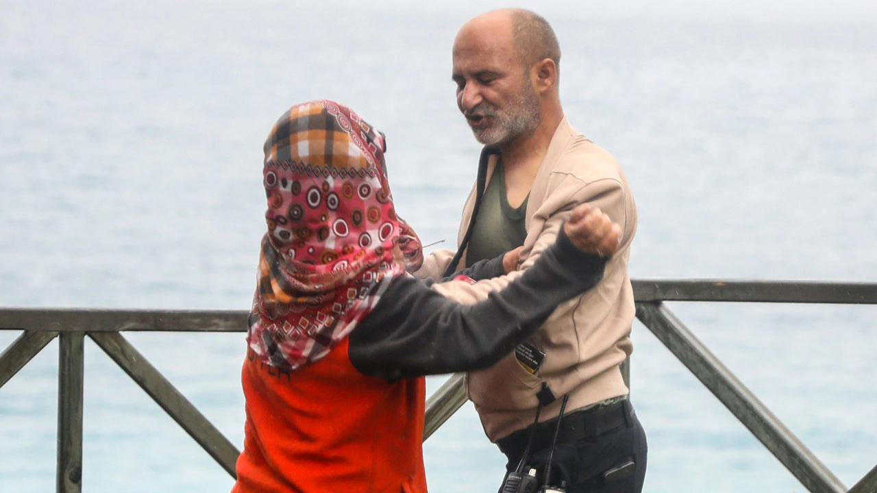 Foto - Film gibi olay! Falezden kurtarıldı gazetecilere saldırdı