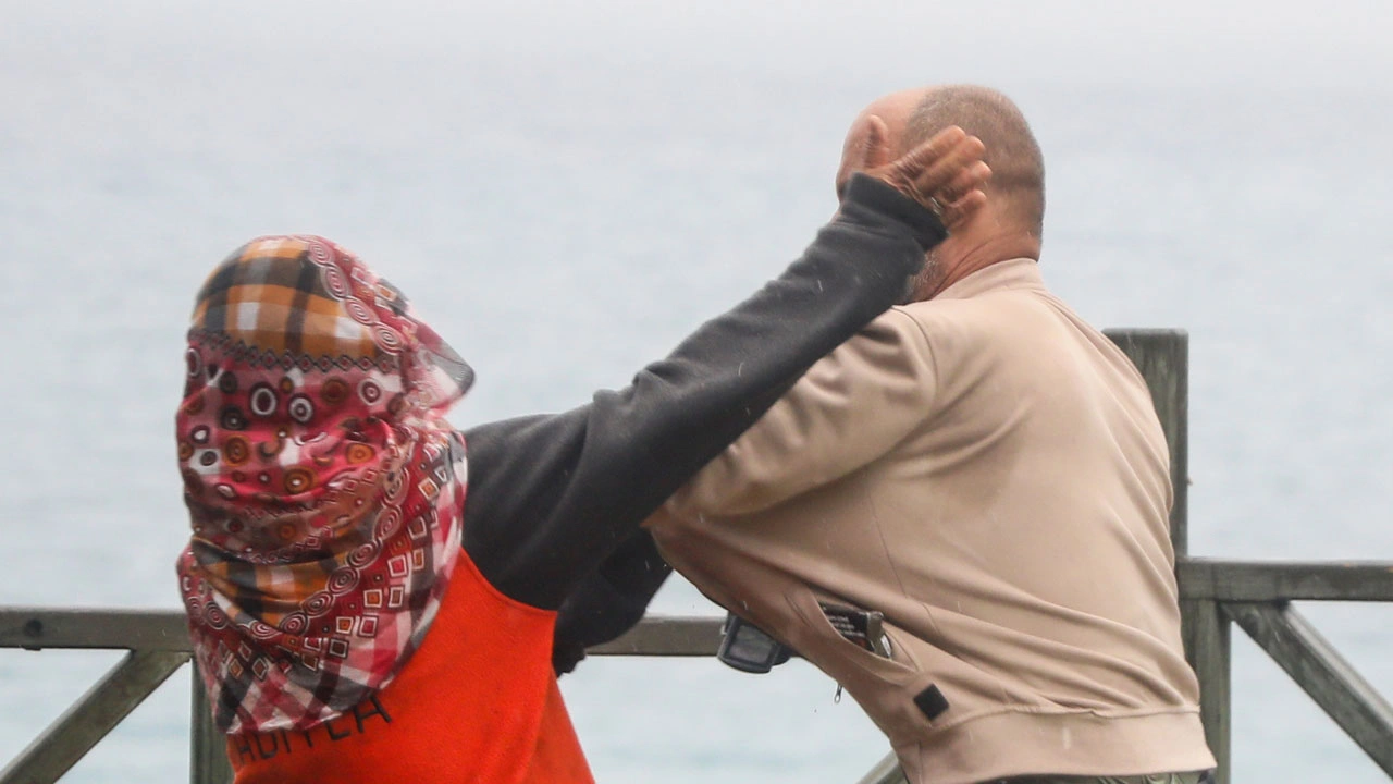 Foto - Film gibi olay! Falezden kurtarıldı gazetecilere saldırdı