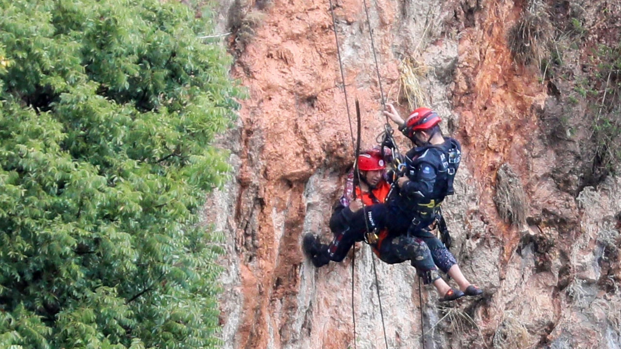 Foto - Film gibi olay! Falezden kurtarıldı gazetecilere saldırdı