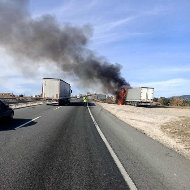 Fındık yüklü TIR alev alev yandı