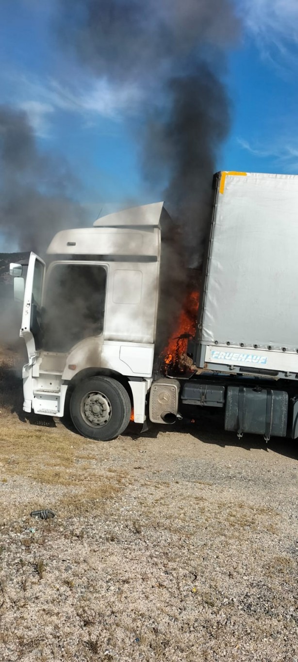 Foto - Fındık yüklü TIR alev alev yandı