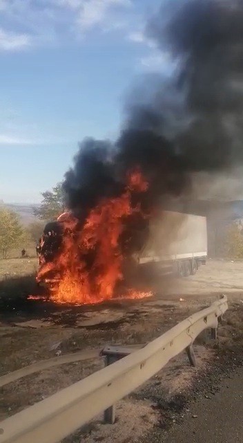 Foto - Fındık yüklü TIR alev alev yandı