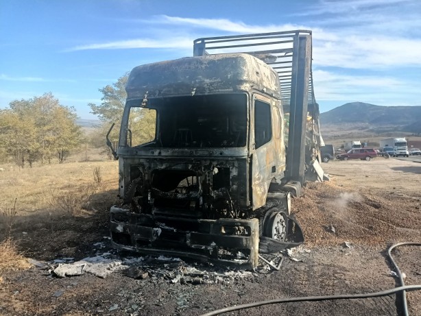 Foto - Fındık yüklü TIR alev alev yandı