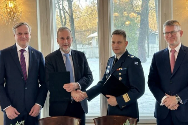 Foto - Finlandiya Savunma Kuvvetleri ikna etti! Finlandiyalılar ve Patria arasında F-35 sözleşmesi: CEO’su imza attı!