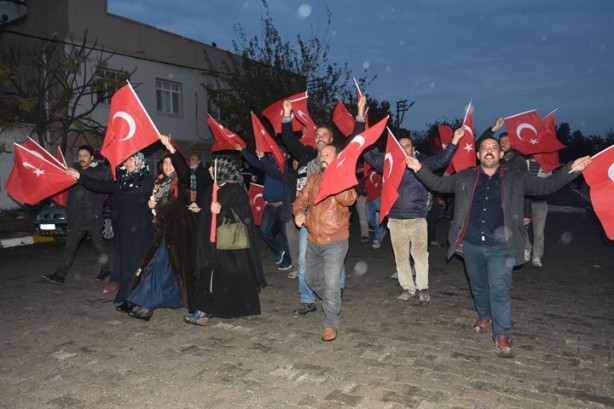 Fırat’ın batısında heyecan, doğusunda panik kol geziyor