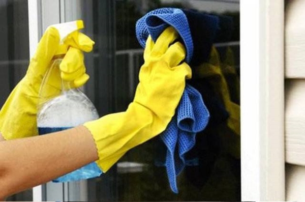 Foto - Fırın tepsisini temizlemek için...