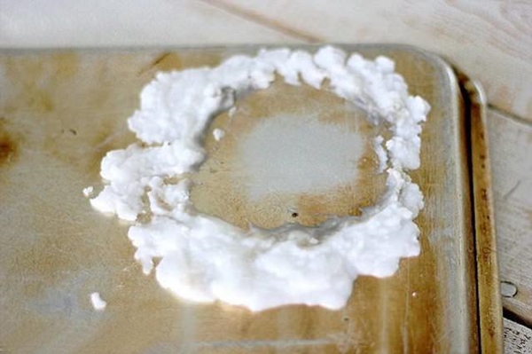 Foto - Fırın tepsisini temizlemek için...