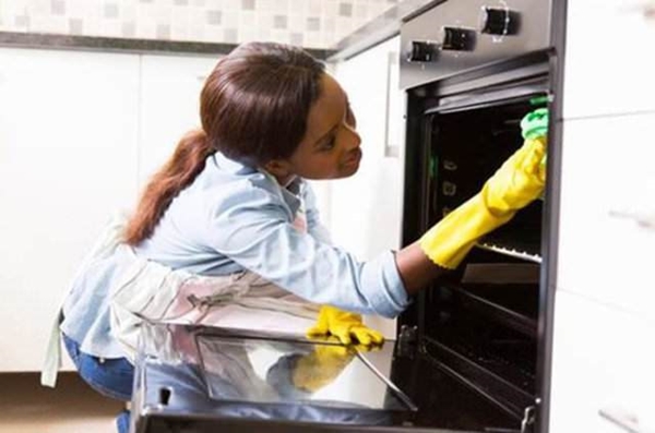 Foto - Fırın tepsisini temizlemek için...