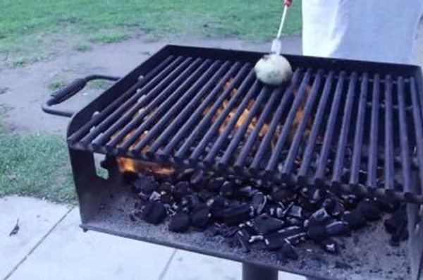 Foto - Fırın tepsisini temizlemek için...