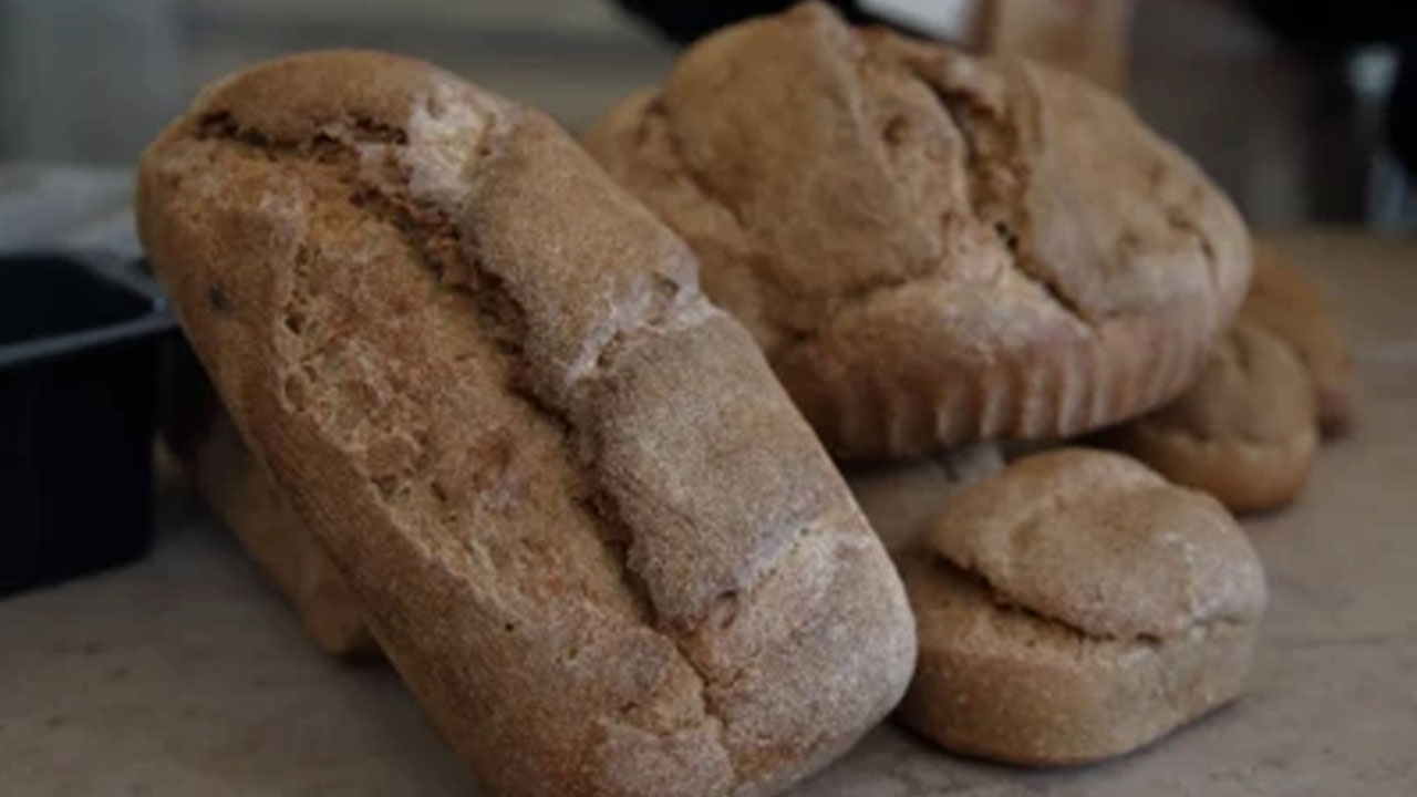 Hitit ekmeğiyle doyurucu yemek tarifi: Domates bir çay kaşığı tuz... İki tarif