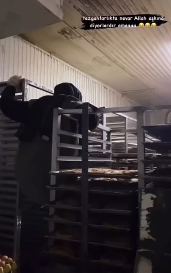 Foto - Fırında mide bulandıran görüntüler! Başörtülü tezgahtarın şu yaptığı rezilliğe bakın