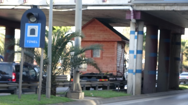 Fıkra gibi olay | Ahşap ev köprünün altına sıkıştı