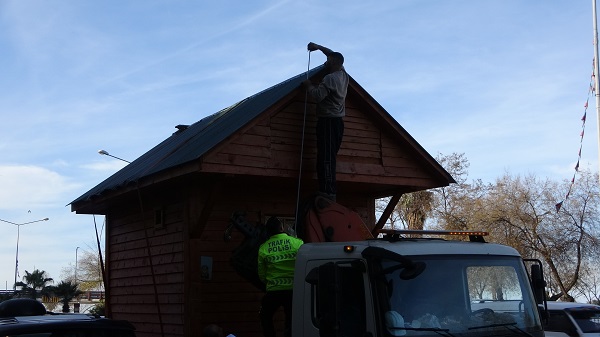 Foto - Fıkra gibi olay | Ahşap ev köprünün altına sıkıştı