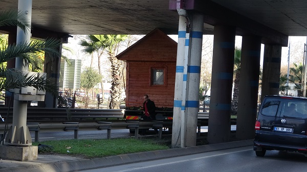 Foto - Fıkra gibi olay | Ahşap ev köprünün altına sıkıştı