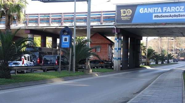 Foto - Fıkra gibi olay | Ahşap ev köprünün altına sıkıştı