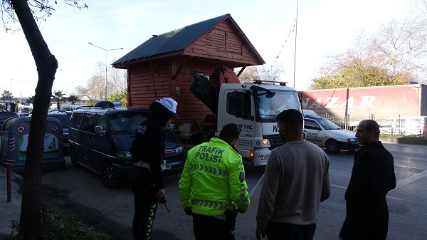 Foto - Fıkra gibi olay | Ahşap ev köprünün altına sıkıştı