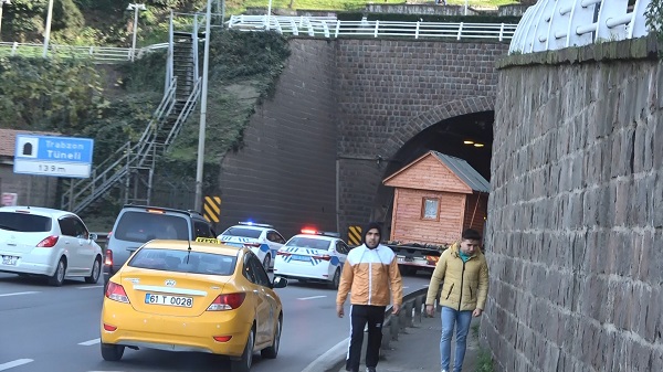 Foto - Fıkra gibi olay | Ahşap ev köprünün altına sıkıştı