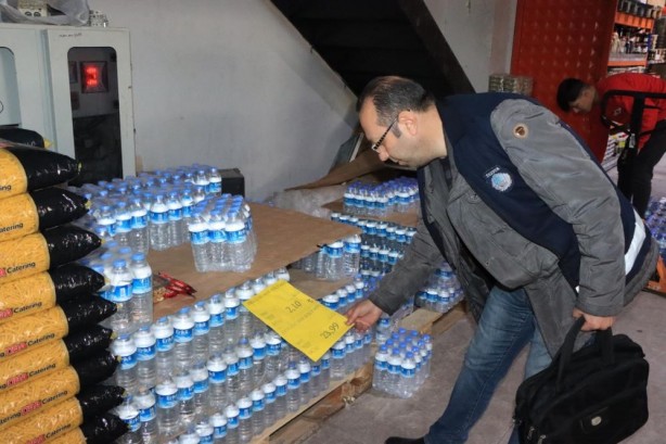 Foto - Fırsatçılar sel felaketinde de ortaya çıktı! Suya fahiş zam yapanlara ceza