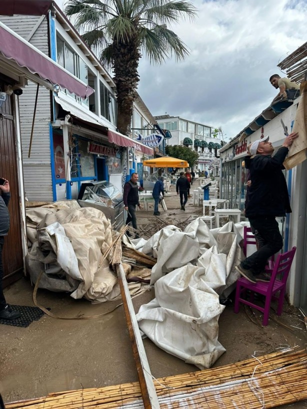 Foto - Fırtına çatıları uçurdu, camları kırdı