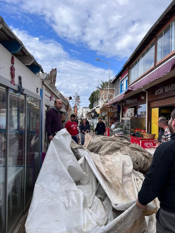 Foto - Fırtına çatıları uçurdu, camları kırdı