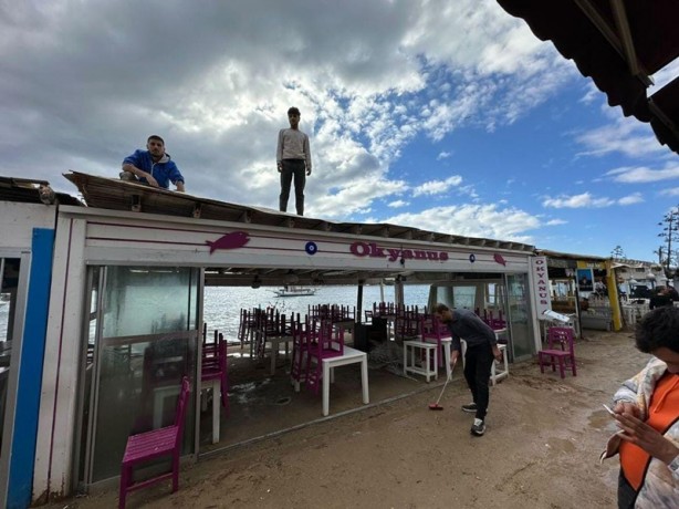 Foto - Fırtına çatıları uçurdu, camları kırdı