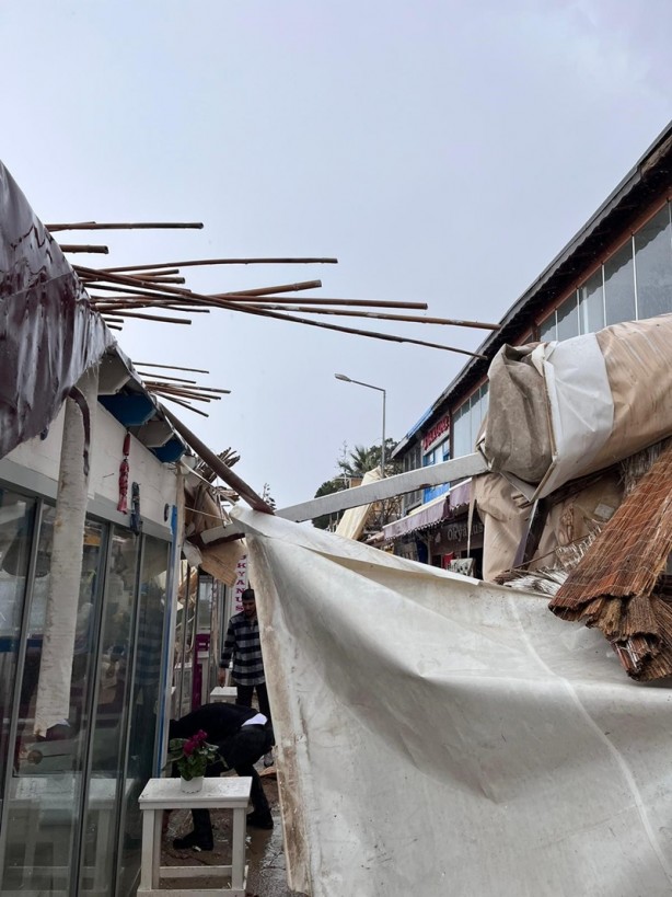 Foto - Fırtına çatıları uçurdu, camları kırdı