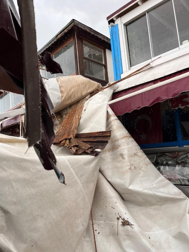 Foto - Fırtına çatıları uçurdu, camları kırdı