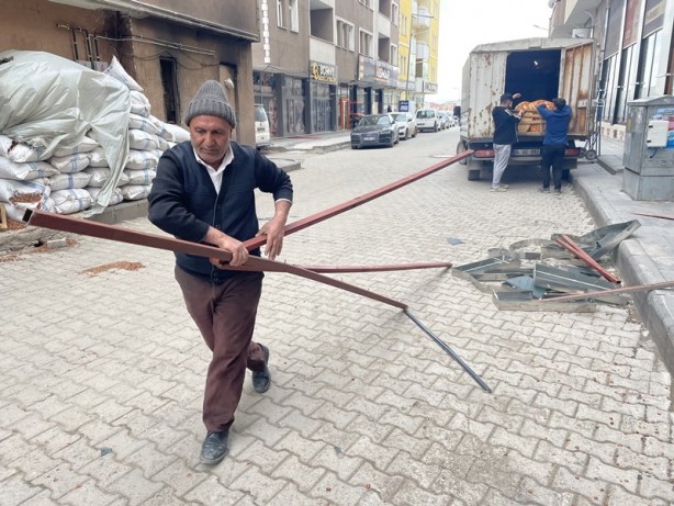 Foto - Fırtına çıktı! Tabelalar çevreye savruldu