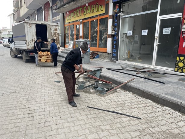 Foto - Fırtına çıktı! Tabelalar çevreye savruldu