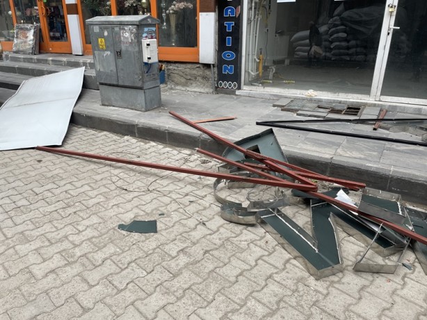 Fırtına çıktı! Tabelalar çevreye savruldu